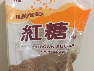 2、红糖糍粑,红糖一定要注意看成分表,千万不能是赤砂糖。一般是甘蔗,糖质之类的就是真正的红糖了。