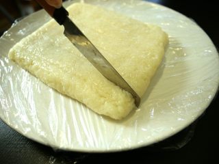 5、红糖糍粑,把米饭连着模具一起冷藏3小时以上后取出。我是第二天取出来的。用刀切成条状。因为糯米饭比较黏,切前可以把刀蘸水。