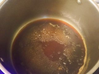 11、红糖糍粑,半碗红糖用半碗水化开,用锅煮到红糖汁颜色变深变稠为止。如果实在太稀又不想再加糖了,可以撒入一些糯米粉增稠。