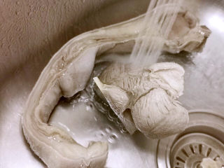 7、羊肉炖萝卜汤,取出冲凉,