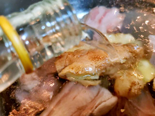 10、羊肉炖萝卜汤,羊肉加姜,米酒,水,放入锅中炖煮