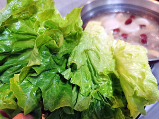 15、羊肉炖萝卜汤,羊肉炖一个小时左右,放入几颗红枣,再准备下春菜