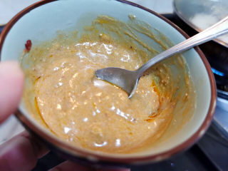 19、羊肉炖萝卜汤,搅拌均匀