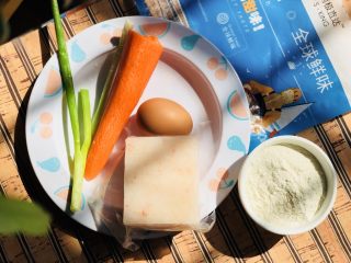 1、胡萝卜鸡蛋虾肉饼,准备好的食材