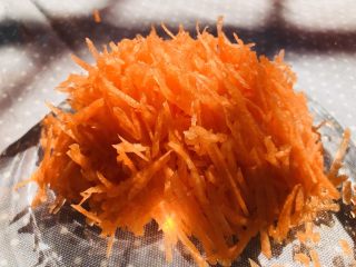 2、胡萝卜鸡蛋虾肉饼,胡萝卜洗净擦成丝