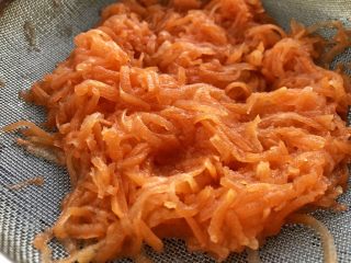 4、胡萝卜鸡蛋虾肉饼,煮熟后捞起沥干备用