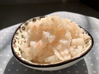 7、胡萝卜鸡蛋虾肉饼,切醉备用