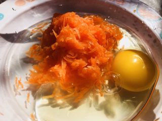 8、胡萝卜鸡蛋虾肉饼,煮好的胡萝卜放进干净的容器，加鸡蛋一个