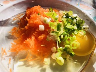 9、胡萝卜鸡蛋虾肉饼,切好的香葱倒进去