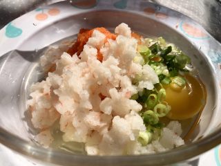 10、胡萝卜鸡蛋虾肉饼,然后倒入切好的虾肉