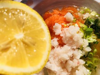 11、胡萝卜鸡蛋虾肉饼,挤入新鲜的柠檬汁