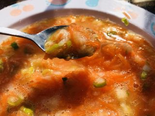 13、胡萝卜鸡蛋虾肉饼,搅拌均匀