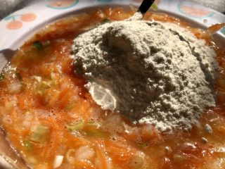 14、胡萝卜鸡蛋虾肉饼,最后加入适量的面粉，混合搅拌均匀。 因为鸡蛋大小不一样，所以面粉分量不是固定，大家根据调后的糊糊状态适当增加减。