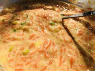 15、胡萝卜鸡蛋虾肉饼,搅拌好的糊糊如上图可以自由流动，但是不会很快滴落的糊状