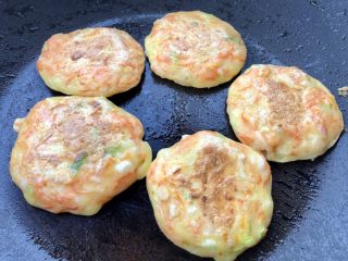 17、胡萝卜鸡蛋虾肉饼,一面煎定形后，翻面继续小火煎至熟透