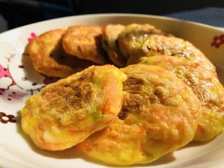 18、胡萝卜鸡蛋虾肉饼,又鲜又软的胡萝卜鸡蛋鲜虾饼就做好了，真的很鲜哦