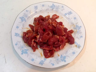 4、牛肉丝炒芹菜,调匀后腌制5分钟