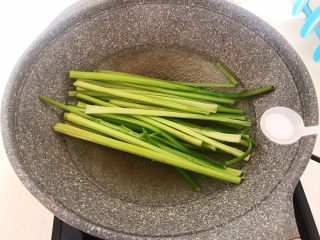 7、牛肉丝炒芹菜,开水里面加入1克精盐和芹菜,芹菜焯水1分钟