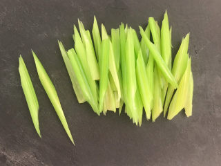 9、牛肉丝炒芹菜,把芹菜切成小段