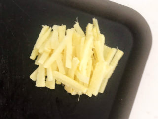 11、牛肉丝炒芹菜,鲜姜削皮后切成丝