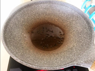 12、牛肉丝炒芹菜,锅里加入菜籽油,油烧热后加入花椒粒,炒出香味