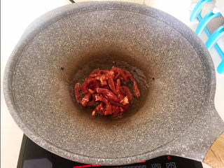 13、牛肉丝炒芹菜,加入牛肉丝