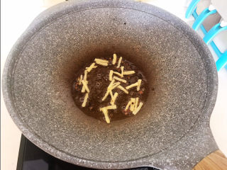 16、牛肉丝炒芹菜,利用锅里的余油煸炒姜丝,炒出香味