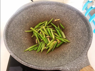 17、牛肉丝炒芹菜,加入芹菜,翻炒均匀