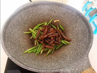 18、牛肉丝炒芹菜,加入牛肉丝