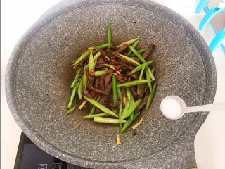 20、牛肉丝炒芹菜,加入精盐