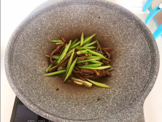 21、牛肉丝炒芹菜,翻炒均匀即可,牛肉丝炒芹菜做好了~