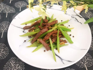 22、牛肉丝炒芹菜,牛肉丝炒芹菜芹菜脆爽,牛肉嫩滑,非常美味~