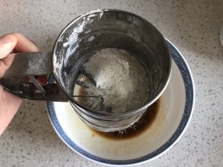 3、红枣红糖戚风,低筋面粉过筛刀蛋黄液中