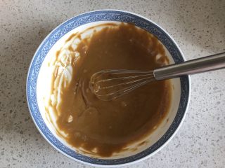 4、红枣红糖戚风,用打蛋器Z字形来回搅拌至无干粉状态