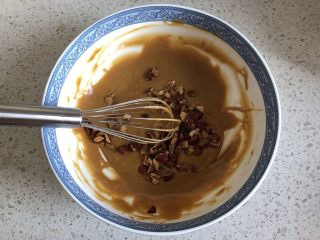 5、红枣红糖戚风,倒入去核切碎的红枣