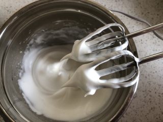 10、红枣红糖戚风,打发到提起打蛋器有直立的尖角即可