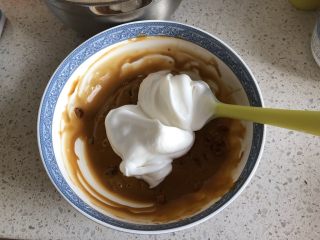 11、红枣红糖戚风,取1/3的蛋白霜到蛋黄糊中，用刮刀上下J字形翻拌均匀