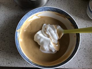 12、红枣红糖戚风,再取1/3的蛋白霜到蛋黄糊中，继续翻拌均匀