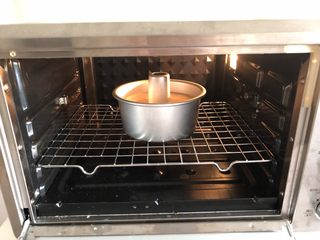 15、红枣红糖戚风,放入提前预热的烤箱，上火150度，下火160度，烤40分钟左右，最后可以用牙签来鉴定蛋糕是否烤熟，烤熟的蛋糕插进去牙签，拔起牙签上不会粘到蛋糕糊