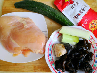 1、酸甜鸡丁,将所需要的主要食材准备好，