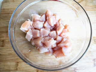 2、酸甜鸡丁,鸡胸肉先用清水冲洗干净，去掉黄油等杂质，切成丁备用，