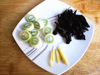 5、酸甜鸡丁,葱切块，姜切丝，木耳泡发好之后切丝，