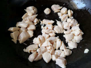 6、酸甜鸡丁,锅里放油，将腌制好的鸡丁倒入锅里炒至变色，取出备用