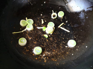 7、酸甜鸡丁,另起锅，油热后放入葱，姜爆香，再倒入黄瓜和木耳炒熟，