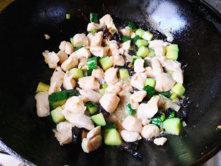 8、酸甜鸡丁,倒入之前的鸡丁一起翻炒，