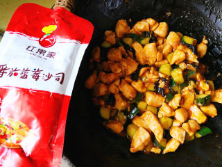 11、酸甜鸡丁,炒匀出锅。