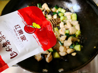 9、酸甜鸡丁,加入适量番茄蓝莓酱翻炒，酱的用量要根据个人的口味添加，