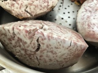 1、手工芋圆,芋头红薯上蒸锅蒸熟，建议切小块更省时