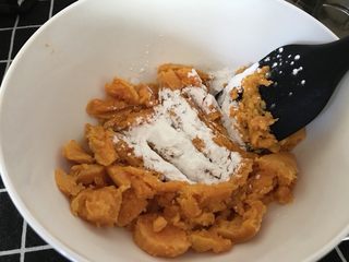 2、手工芋圆,去皮捣烂，分次加入木薯粉搅拌红薯有糖分水份所以很好搅拌