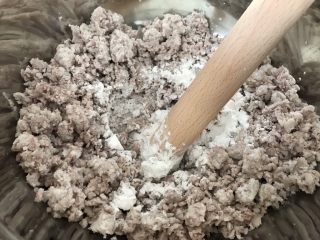 3、手工芋圆,芋头水份糖份都偏低，可以适当添加蜂蜜或白糖，一起搅拌